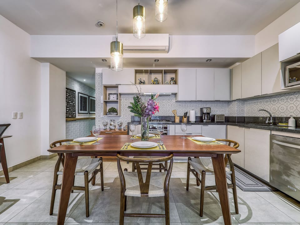 Fully equipped kitchen and dining table for 4