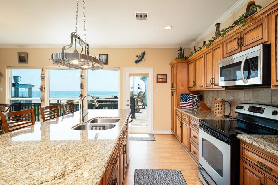 House, 6 Bedrooms | Private kitchen | Fridge, coffee/tea maker, toaster