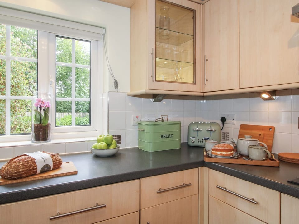Cottage | Private kitchen | Dishwasher, cookware/dishes/utensils