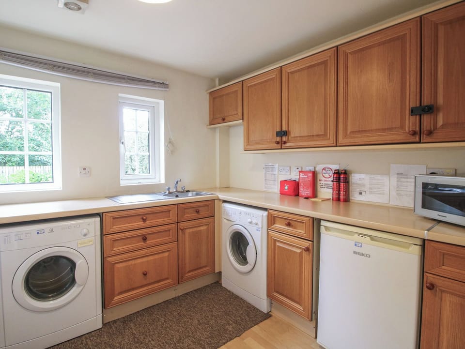 Cottage | Private kitchen | Dishwasher, cookware/dishes/utensils