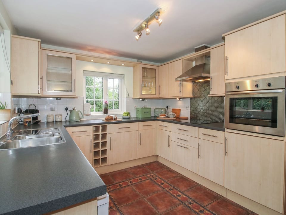 Cottage | Private kitchen | Dishwasher, cookware/dishes/utensils