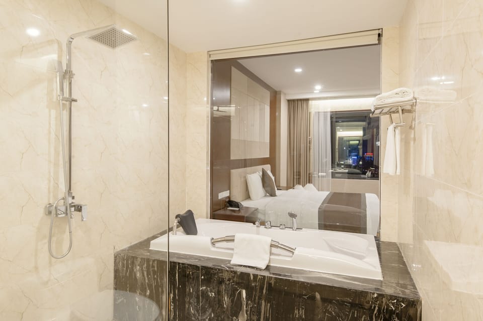 Executive Suite, Mountain View, Tower | Bathroom | Hydromassage showerhead, free toiletries, hair dryer, slippers