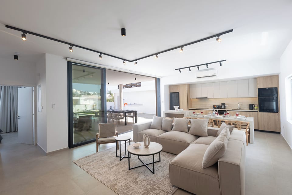 Villa, 5 Bedrooms, Private Pool, Garden View | Living room
