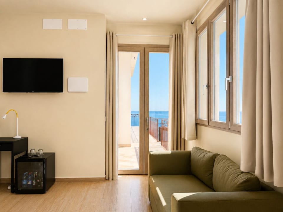 Deluxe Double Room, Garden View | Premium bedding, down comforters, minibar, desk