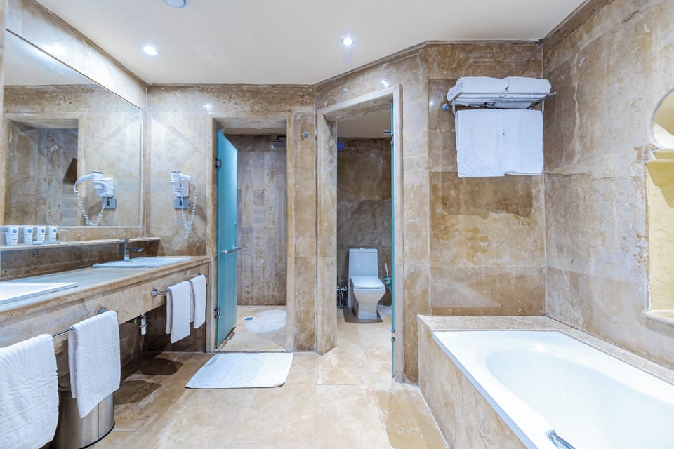 Junior Suite | Bathroom | Free toiletries, hair dryer, bathrobes, bidet