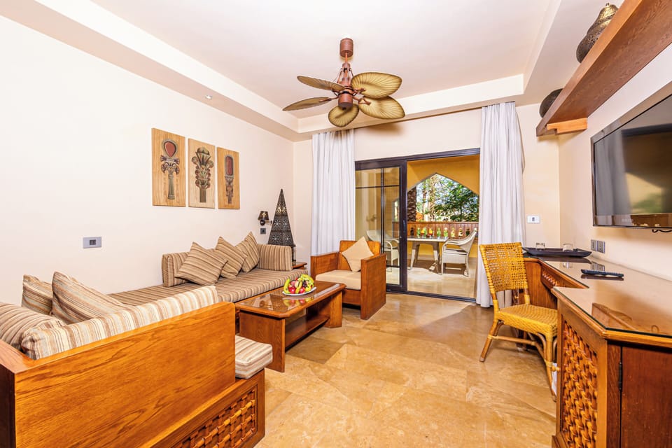 Junior Suite | Living area | 32-inch flat-screen TV with satellite channels