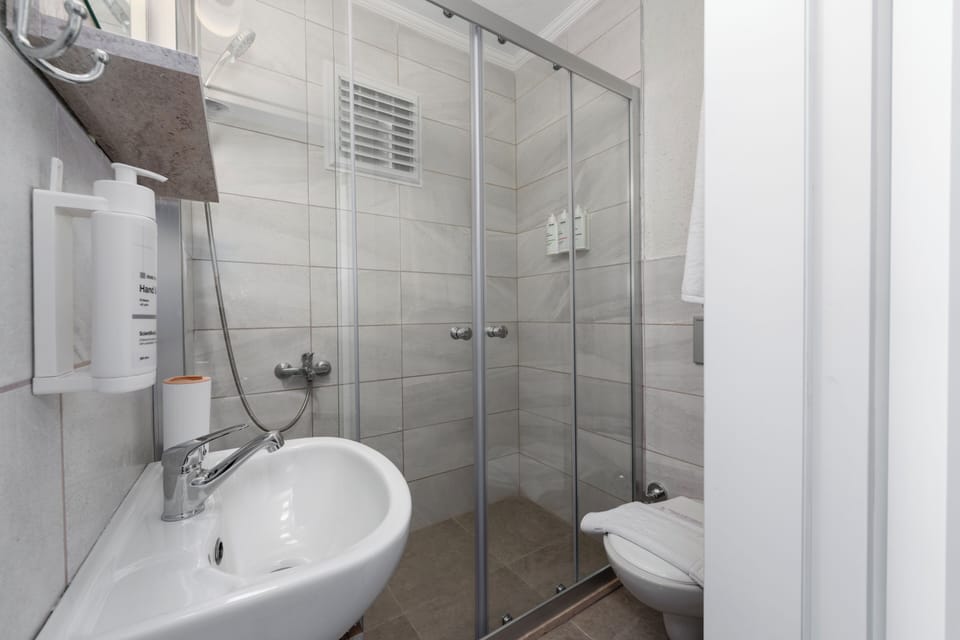Standard Room, Balcony, Garden View | Bathroom | Shower, hair dryer, towels, soap