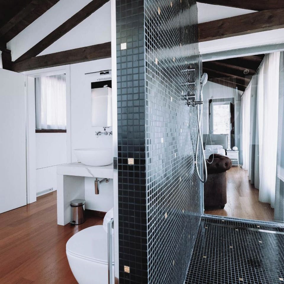 Junior Suite Deluxe | Bathroom | Shower, hair dryer, towels, soap
