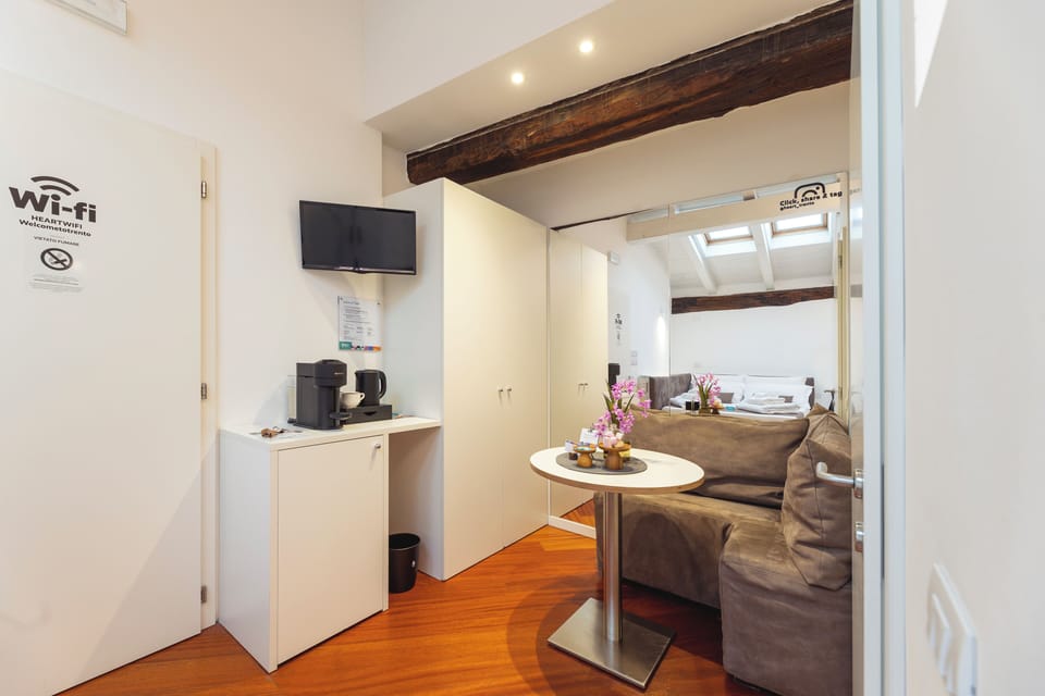 Economy Room | Desk, laptop workspace, WiFi (free)