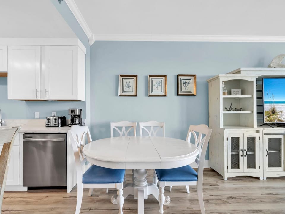 Condo, Multiple Beds (Laketown Wharf 1933) | Dining