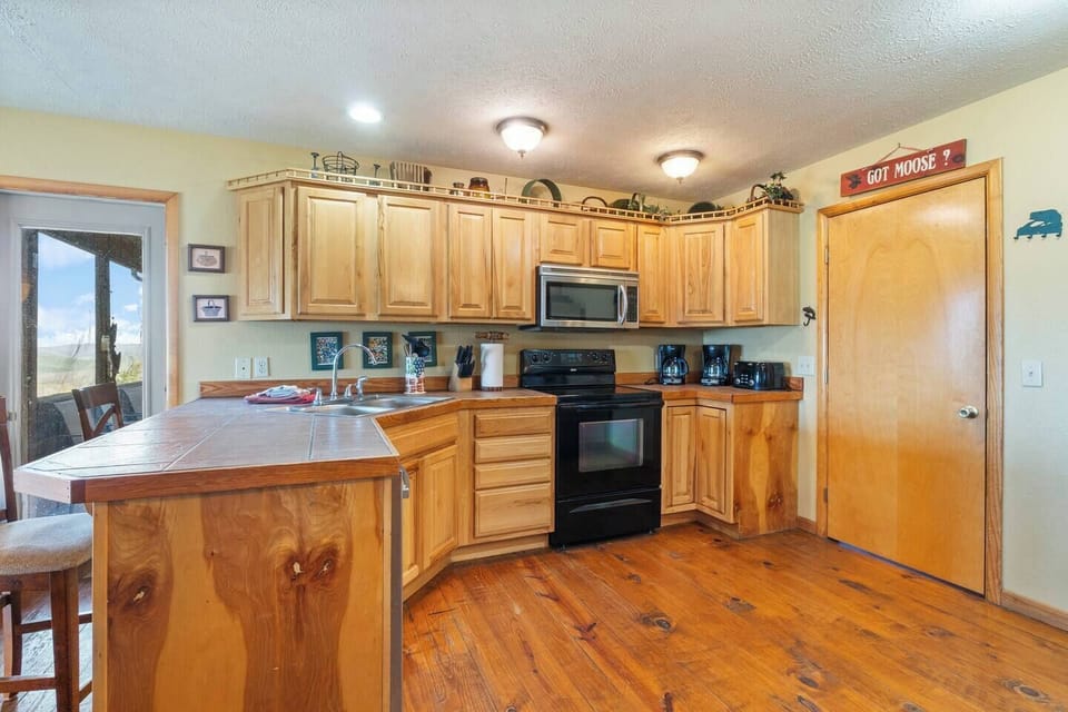 This beautifully crafted kitchen has all the essentials to prepare meals for the whole crew! From full-size appliances to cookware and serving basics, you’ll find everything you need to cook, gather, and enjoy time together.✨