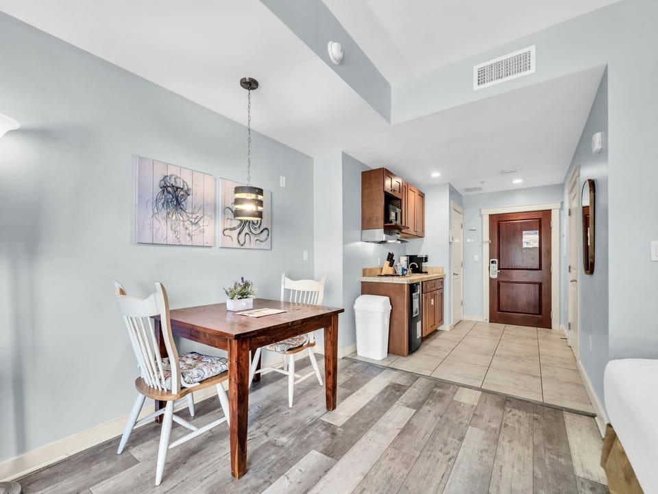 Studio, 1 King Bed with Sofa bed (Origin at Seahaven 634) | Dining