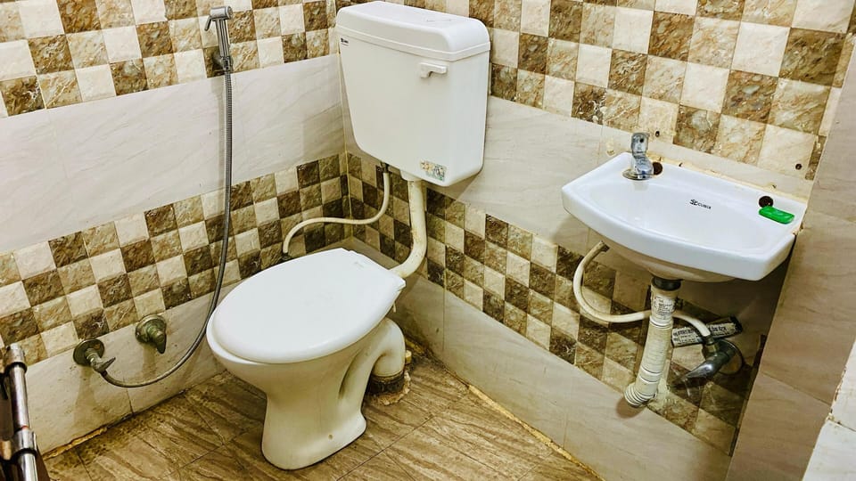 Deluxe Room | Bathroom | Shower, towels
