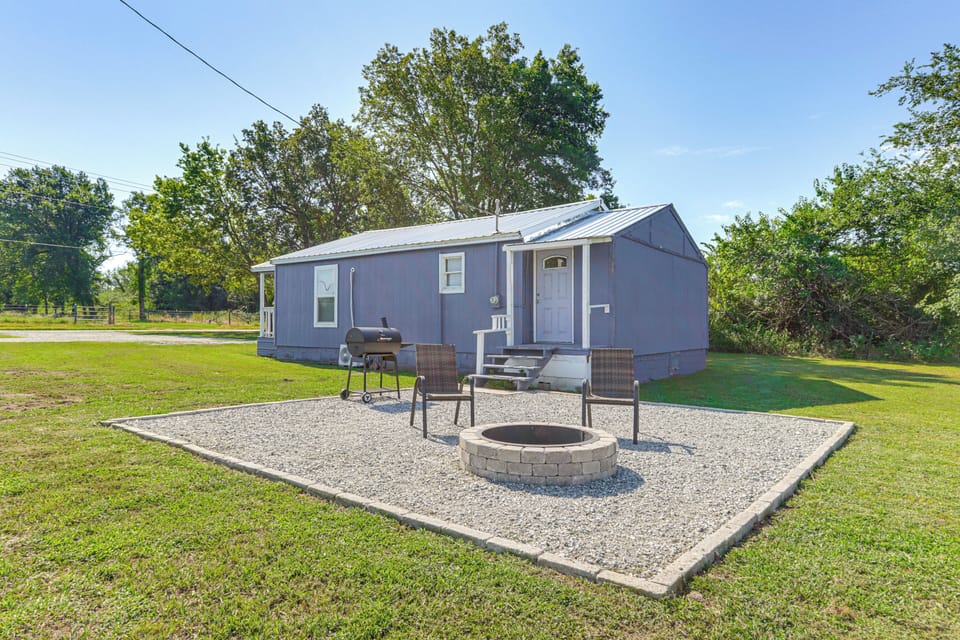 Patio | Charcoal Grill | Wood-Burning Fire Pit | Yard Space