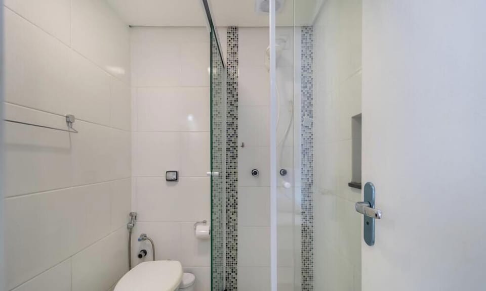 Basic Apartment | Bathroom | Shower