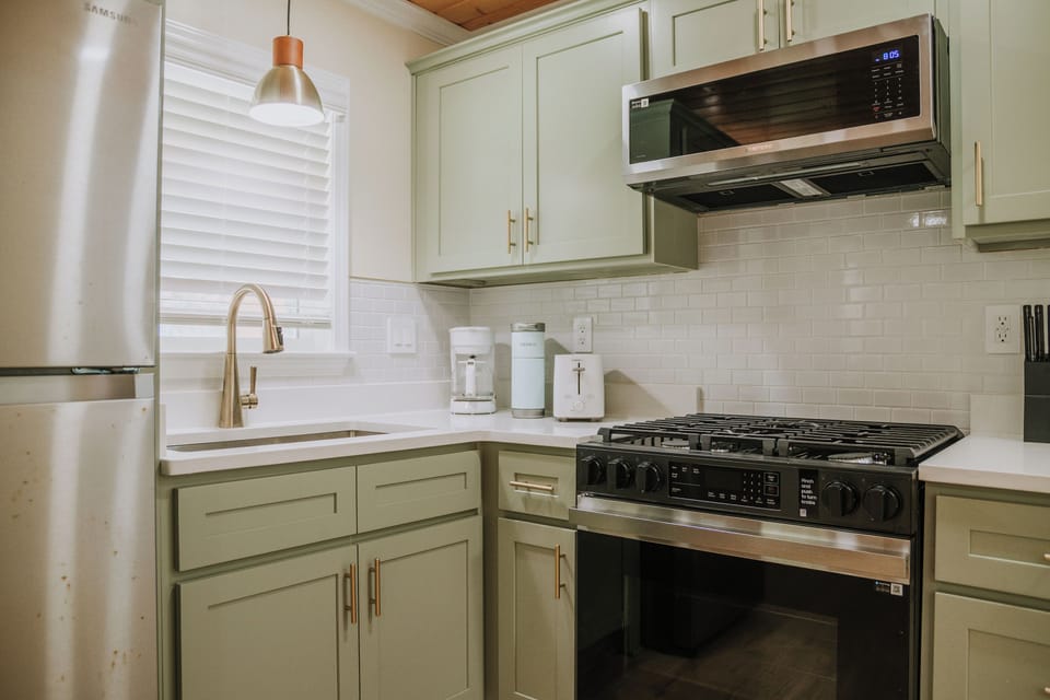 Full kitchen for cooking meals 