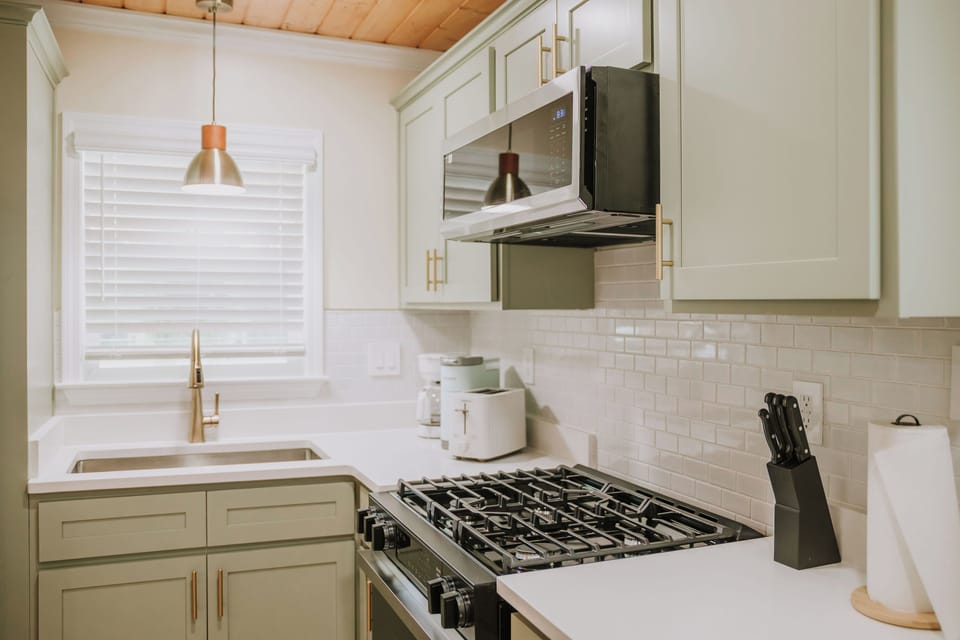 Full kitchen for cooking meals 