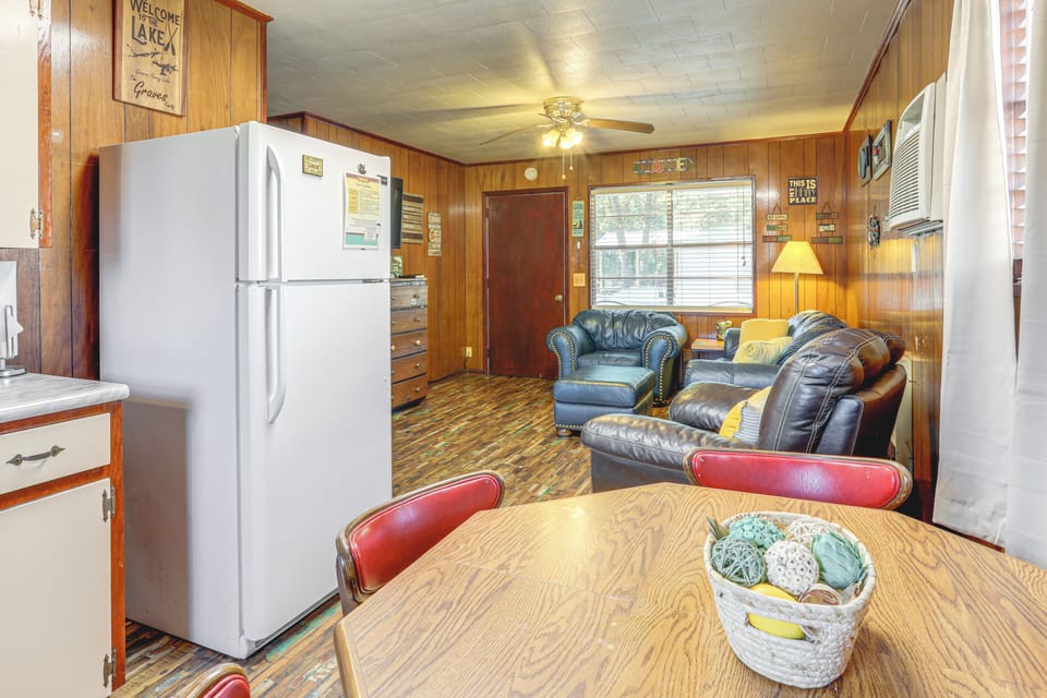 Dining Area | Dishes & Flatware Provided