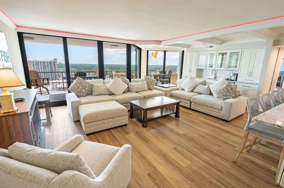 Amazing Living Room with Stunning Views☀️