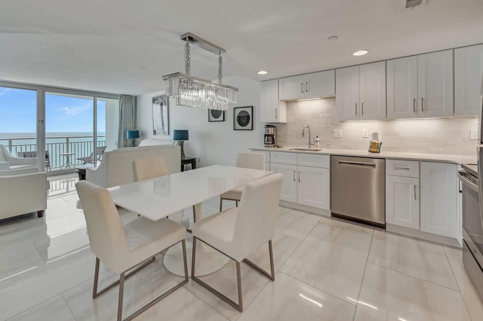 Modern Kitchen + Dining Area

