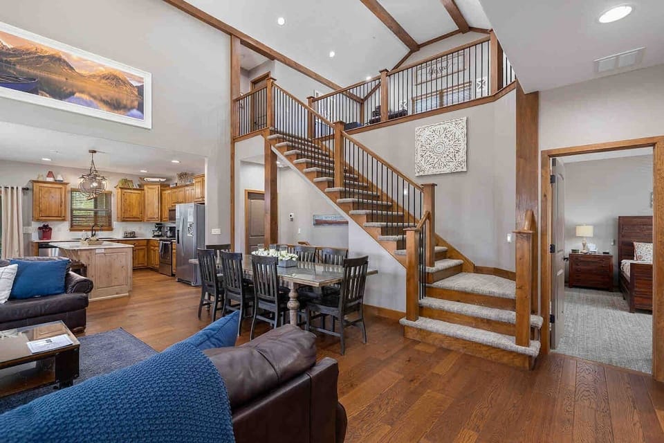 Huge Great room!  2 big dining tables!!