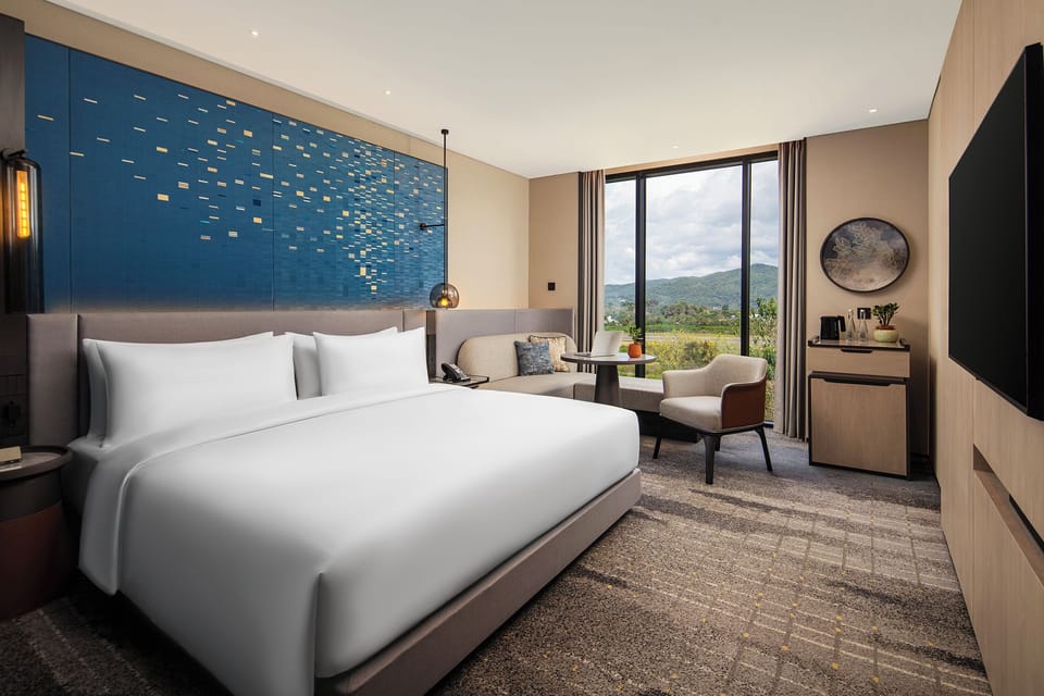 Standard Room, 1 King Bed | Premium bedding, minibar, in-room safe, desk