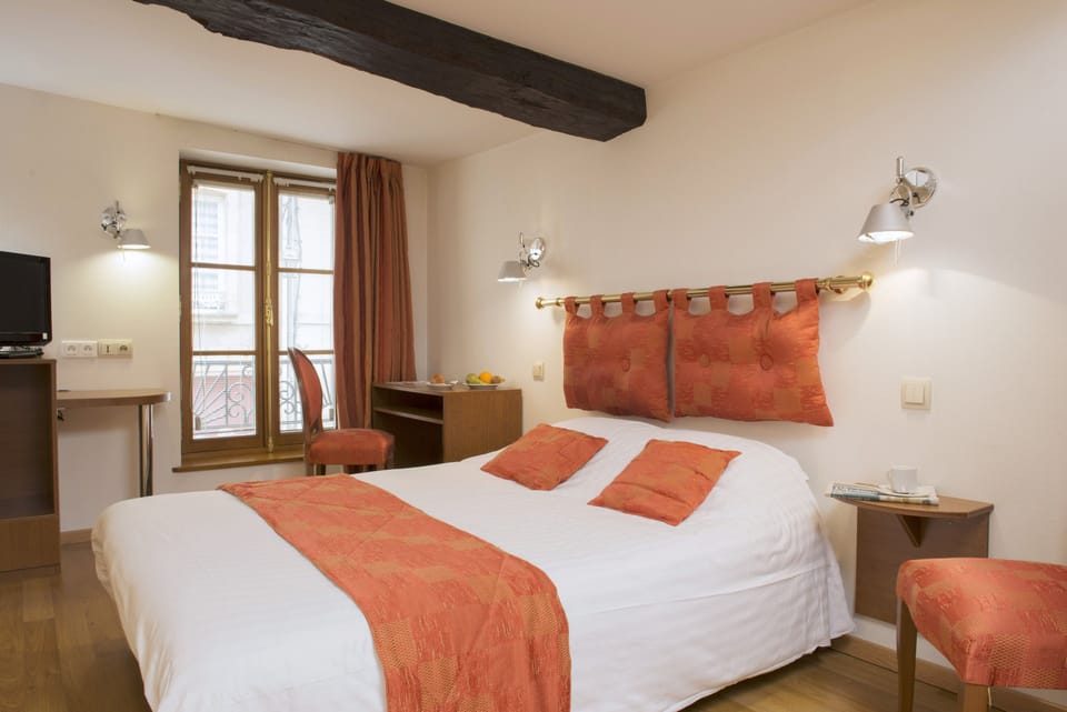 Desk, soundproofing, free WiFi, bed sheets