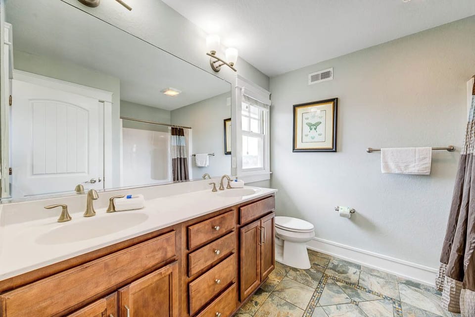 Third-Level King Master Bathroom