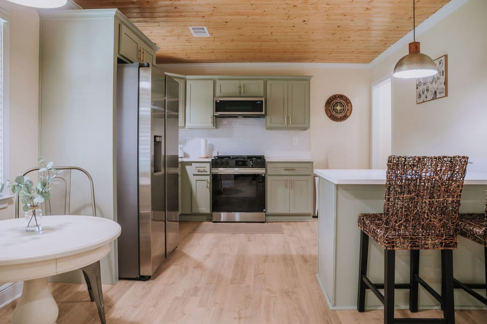Full kitchen for cooking meals 
