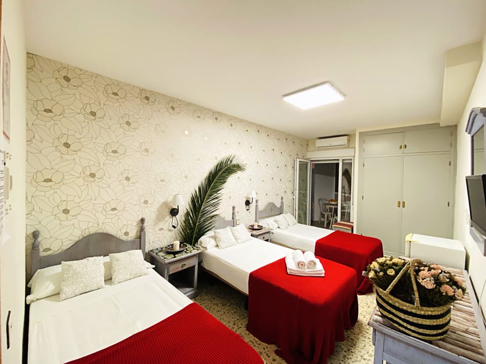 Comfort Triple Room, 3 Twin Beds, Non Smoking | Blackout drapes, free WiFi, bed sheets