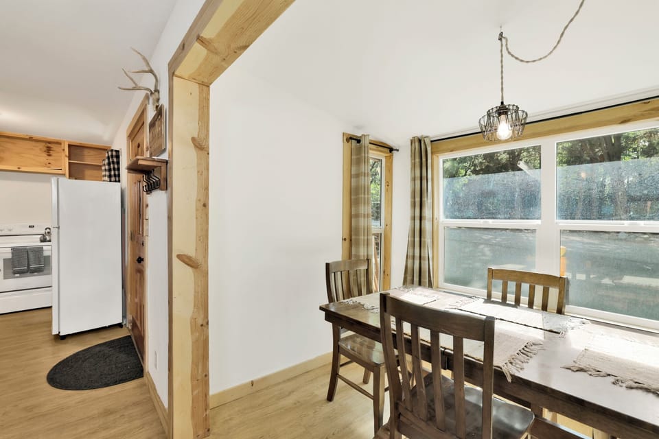 A beautiful dining table to enjoy a delicious home-cooked meal.