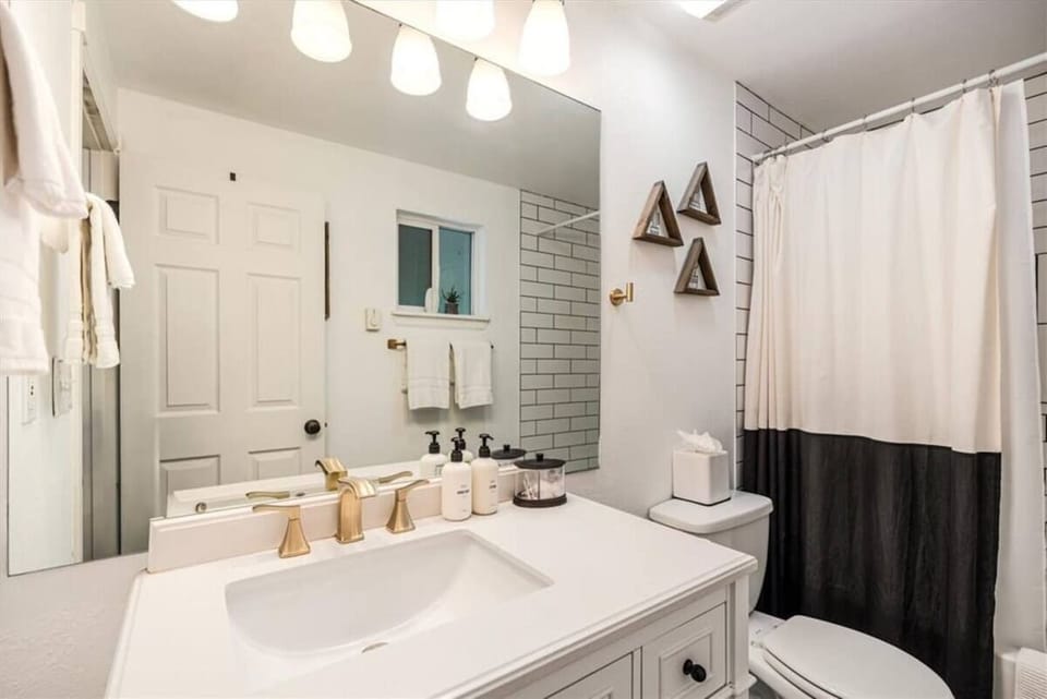 Primary bath w/ tub