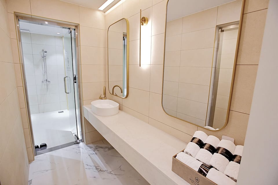 Royal Studio Suite, Multiple Beds, Non Smoking, Private Bathroom | Bathroom | Separate tub and shower, free toiletries, hair dryer, bidet