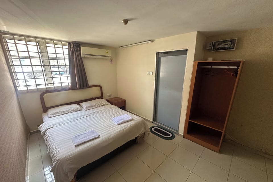 Standard Room, 1 Queen Bed | Desk, rollaway beds (surcharge), WiFi (free), bed sheets