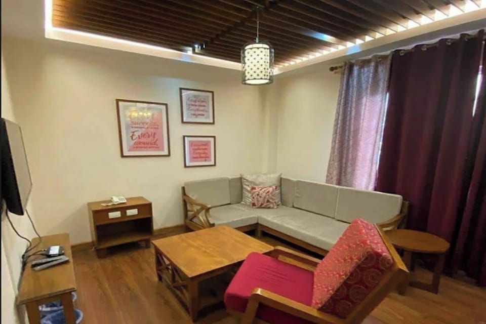 Family Suite | Desk, iron/ironing board (on request), bed sheets