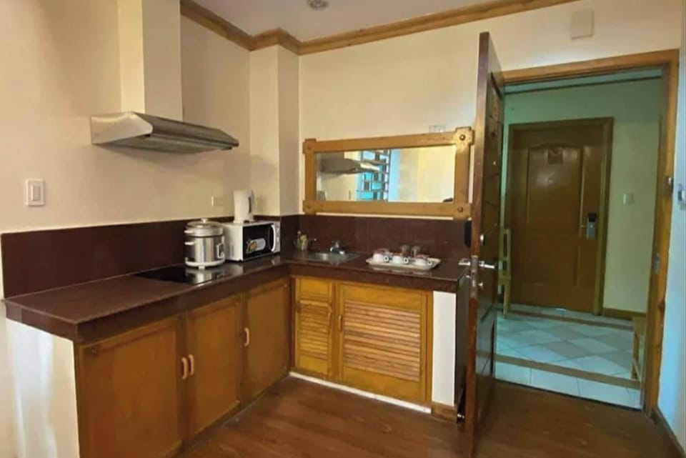 Family Suite | Desk, iron/ironing board (on request), bed sheets