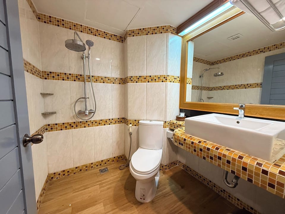 Shower, rainfall showerhead, free toiletries, hair dryer