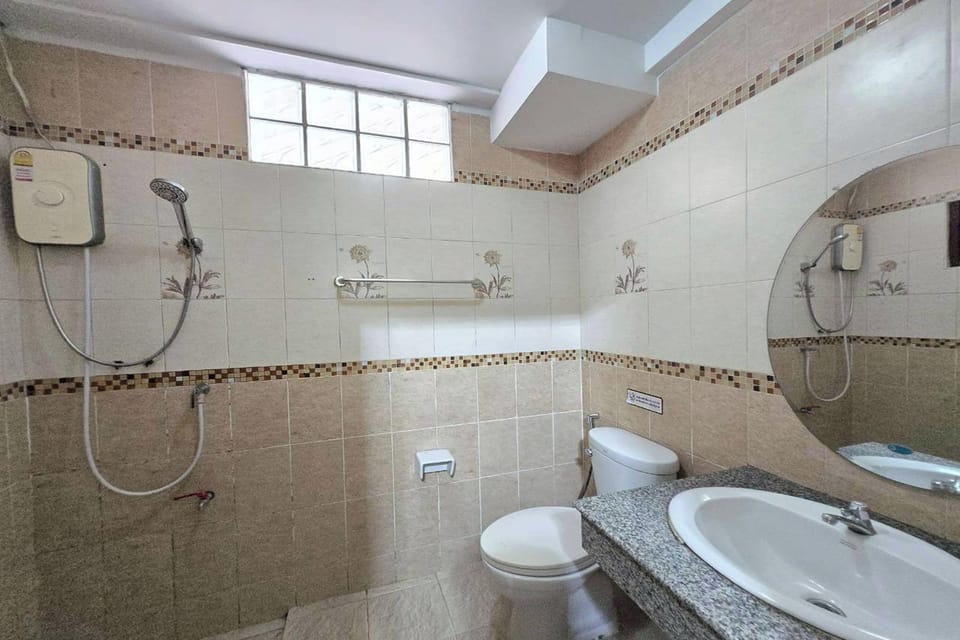 Standard Double Room | Bathroom | Shower, rainfall showerhead, free toiletries, hair dryer