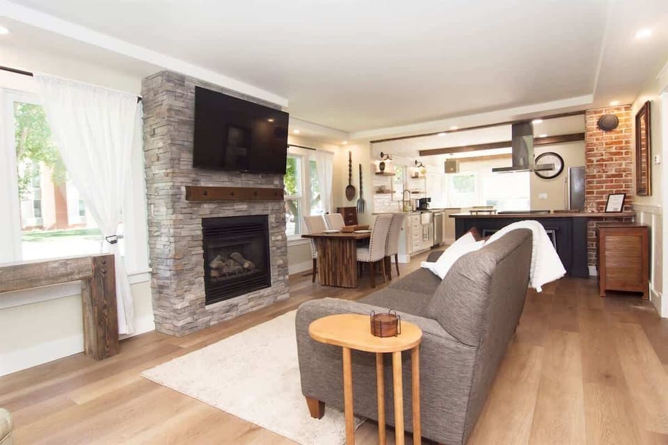 Living area - Gas Fireplace