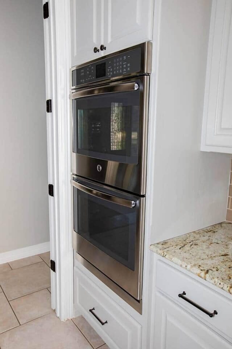 Double oven for those special meals.