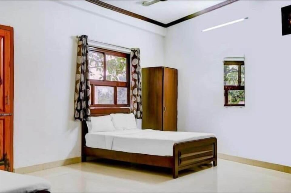 Desk, laptop workspace, free WiFi, bed sheets