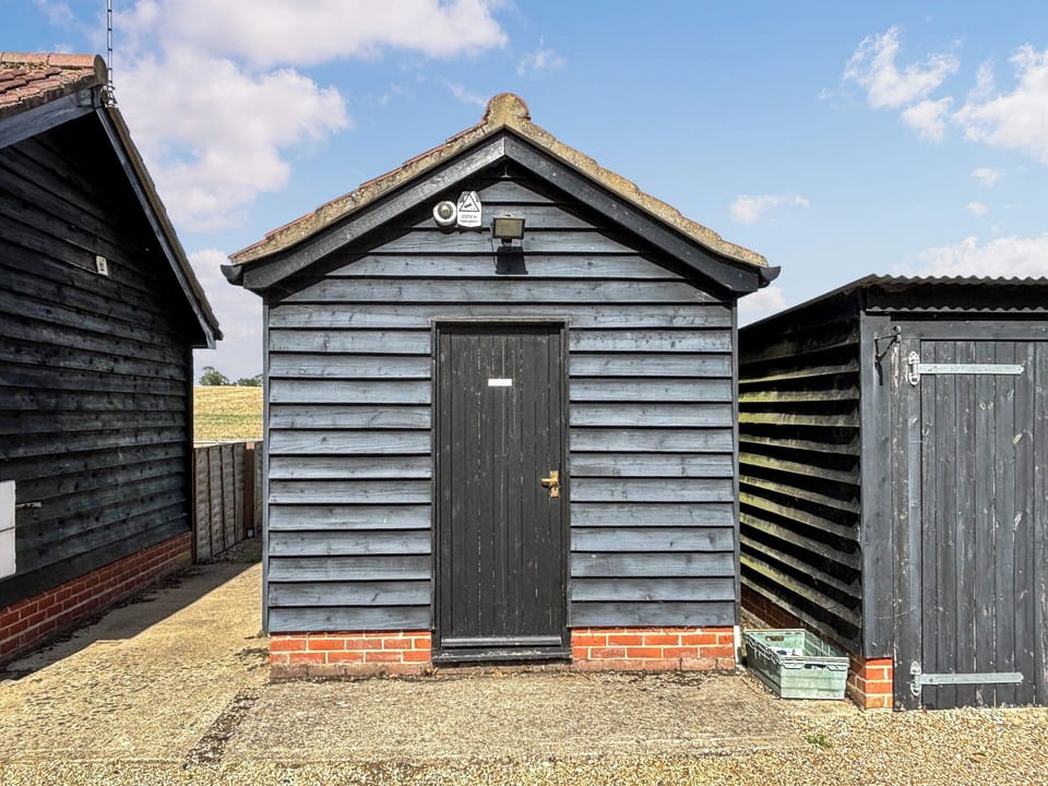 Utility room with washing machine | Fushia Chalet - Framlingham Retreats, Framlingham