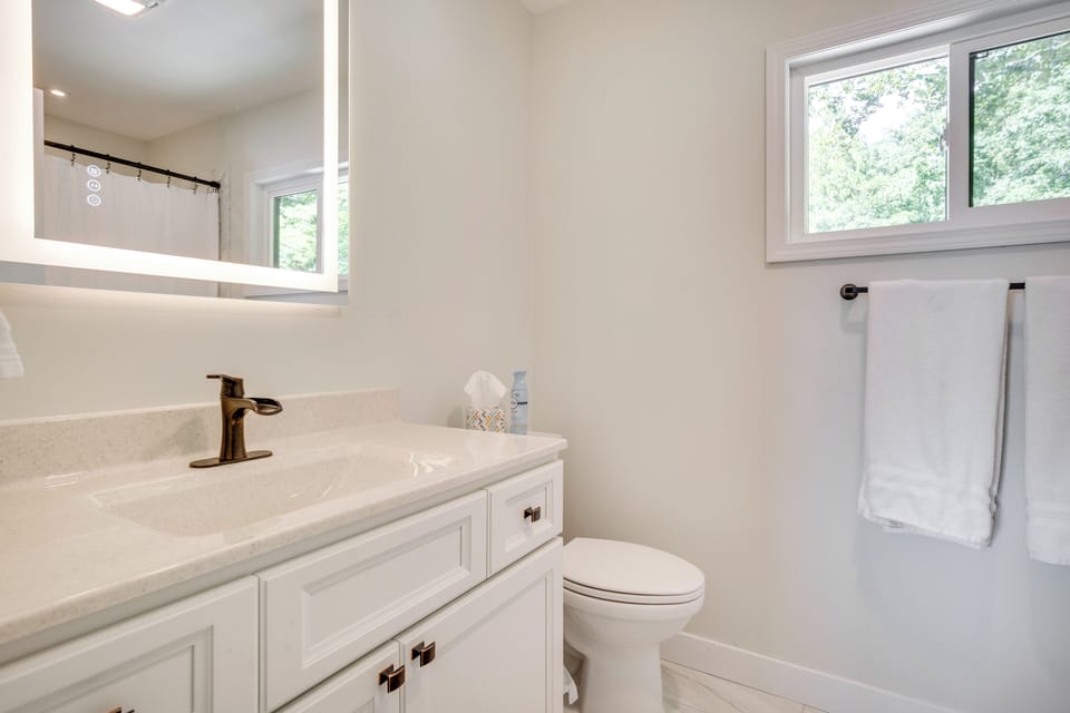 En-Suite Full Bathroom | 2nd Floor | Towels & Linens Provided