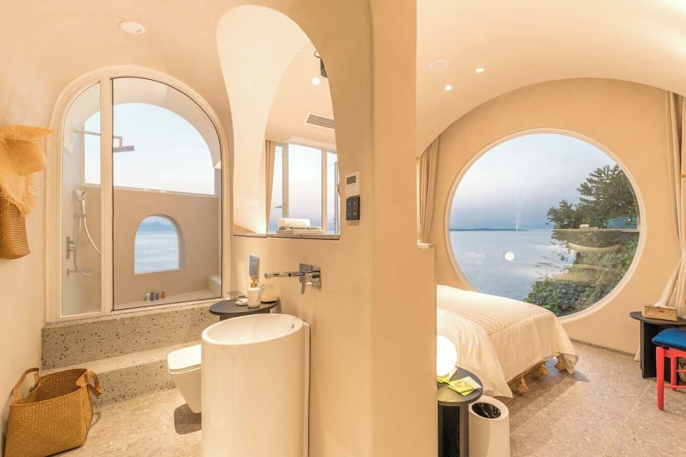Executive Double Room, Sea View | Bathroom | Separate tub and shower, rainfall showerhead, free toiletries