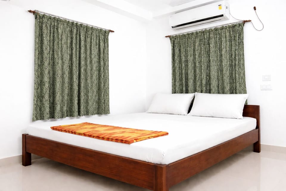 Standard Double Room, Air conditioning | Hypo-allergenic bedding, desk, soundproofing, free WiFi