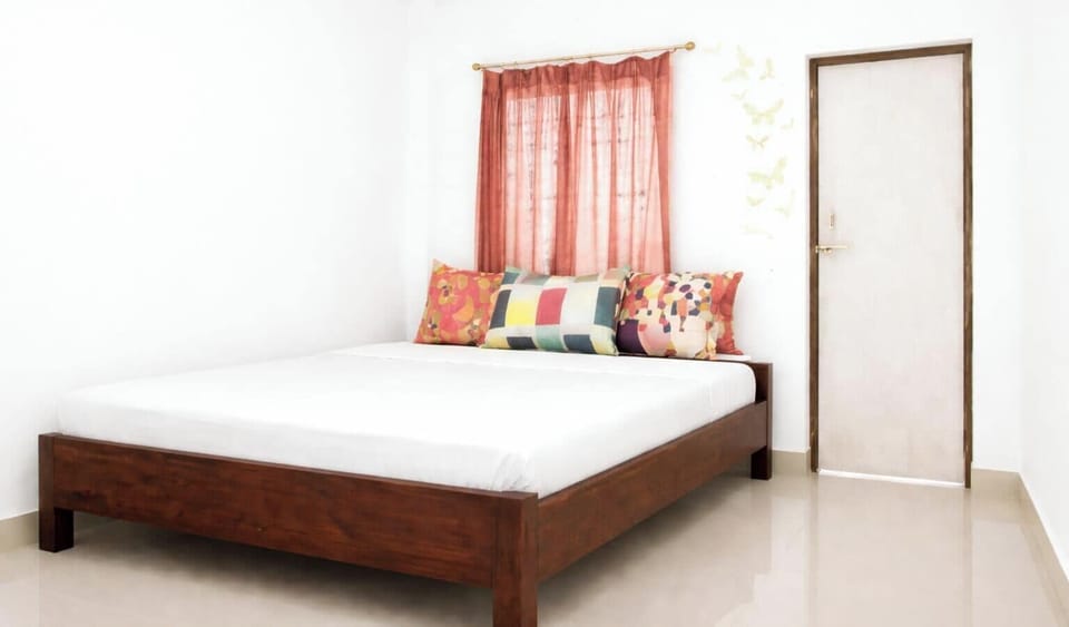 Hypo-allergenic bedding, desk, soundproofing, free WiFi