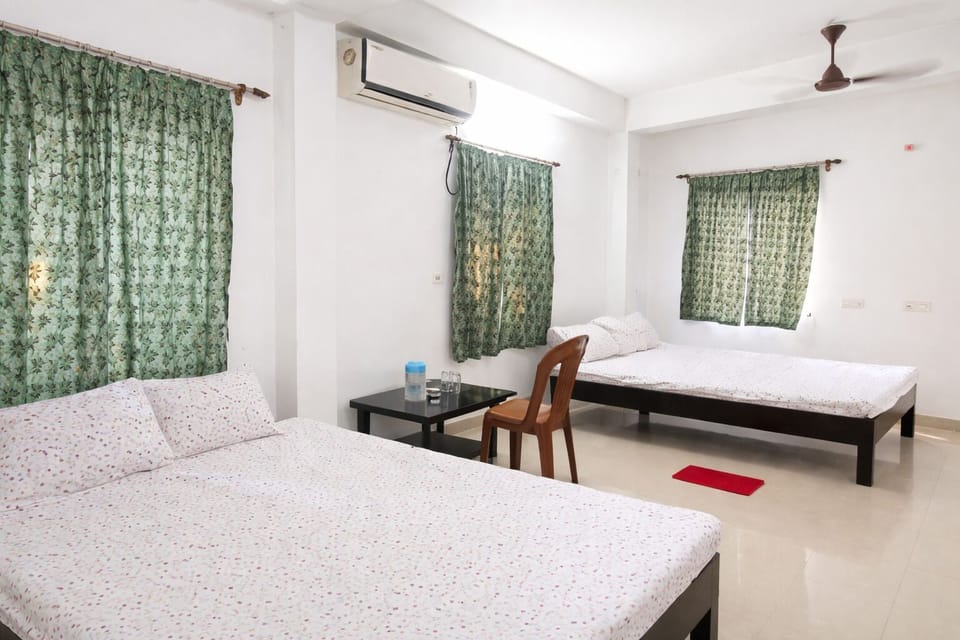 Deluxe Quadruple Room | Hypo-allergenic bedding, desk, soundproofing, free WiFi