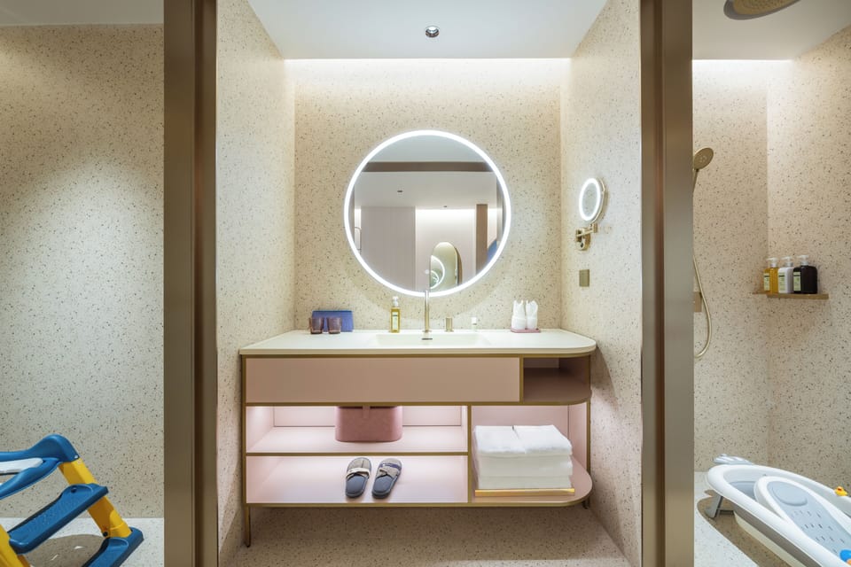 Luxury Triple Room | Bathroom | Shower, rainfall showerhead, designer toiletries, hair dryer