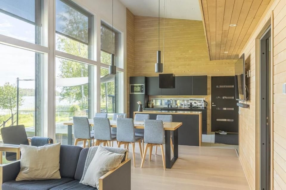 Deluxe Villa, Lake View | Dining room