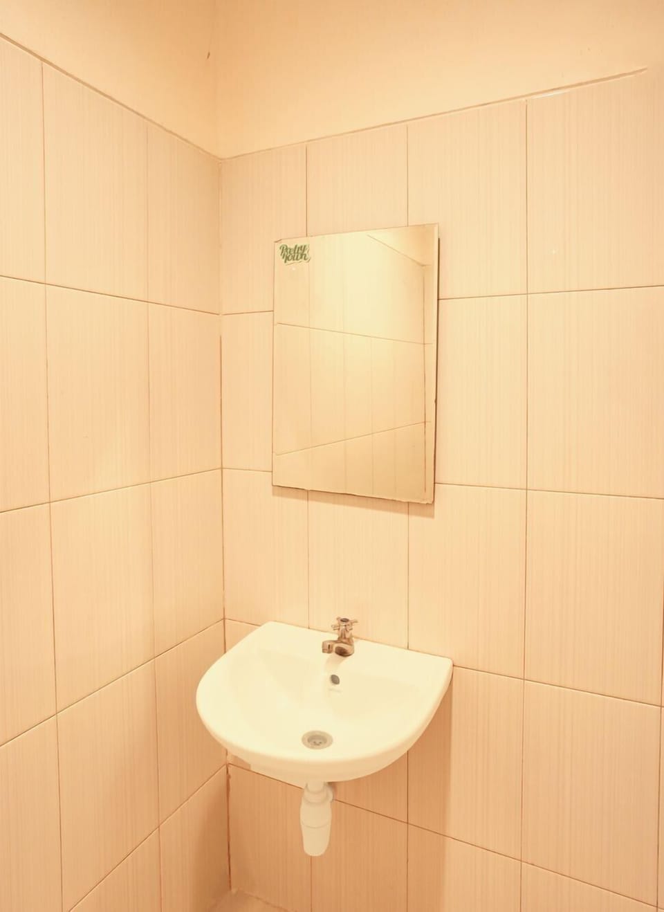 Shower, free toiletries, bidet, towels